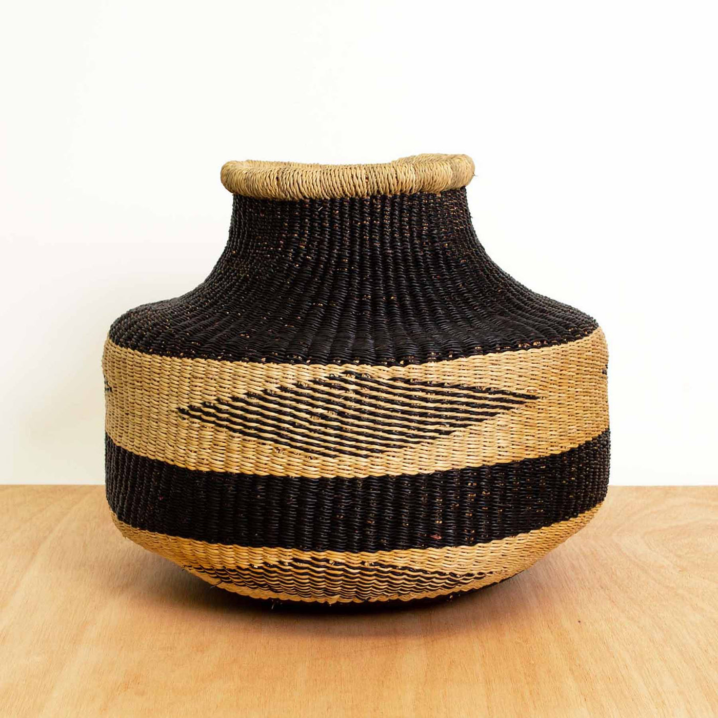 Almasi Black Grass Short Pot